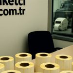 barkod etiket çeşitleri ve kullanım alanları ile ilgili etiketci.com.tr web sitesinin iş yerinde ve üretiminde göründüğü rulo etiketlerinin olduğu görsel